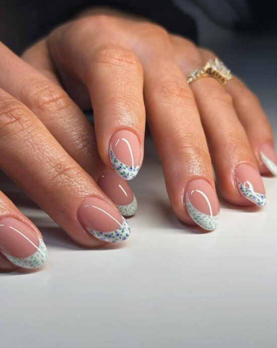 Instagram:  @<a href="https://www.instagram.com/bees.knees.nails/">bees.knees.nails</a>