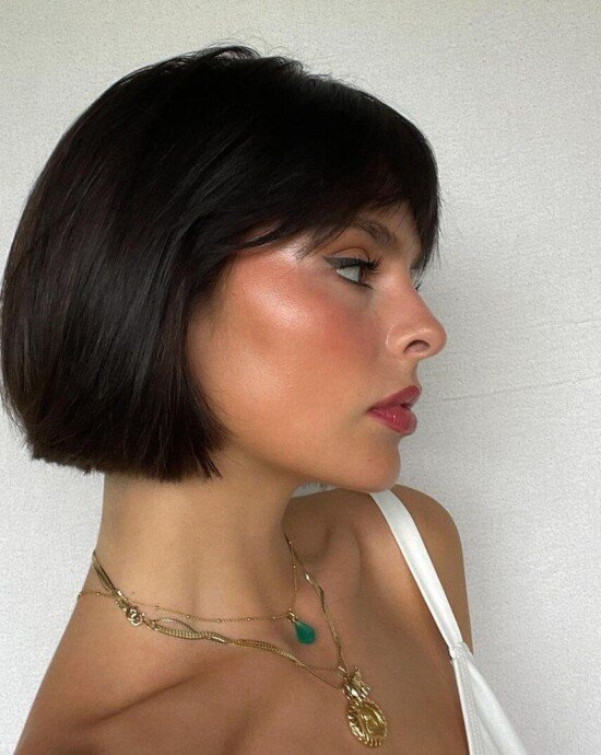 Instagram:  @<a href="https://www.instagram.com/thebangsbabe/">thebangsbabe</a>